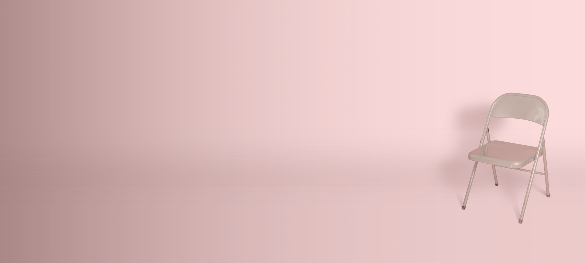 Stol med rosa bakgrund